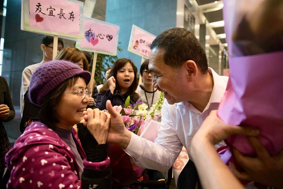今（6）日前往市政會議交接副市長職位台北市長參選人侯友宜，隨後前往各局處向同仁辭行。 圖：侯友宜辦公室/提供