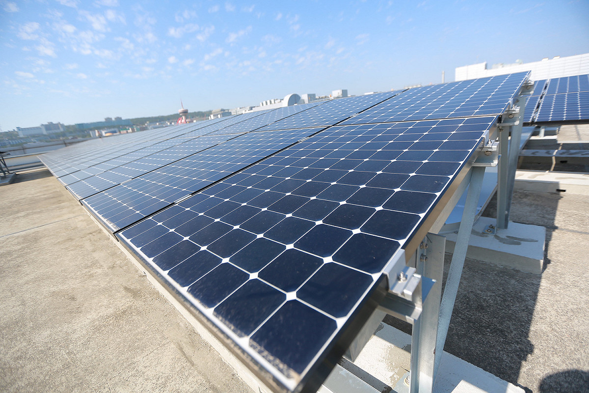康寧友達攜手合作於康寧台中廠及台南廠屋頂建置太陽能板，響應綠能發電。 圖：康寧/提供
