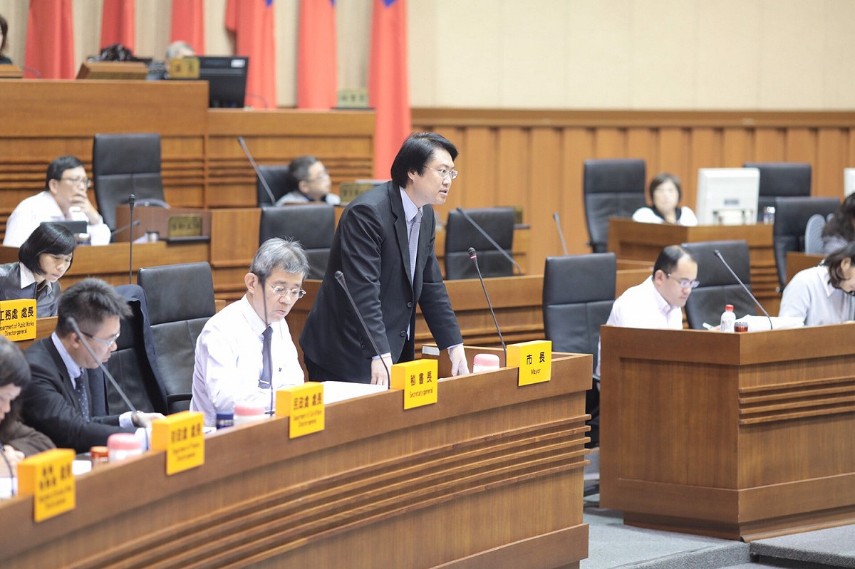 基隆市長林右昌出面回應市議員質詢。 圖 : 基隆市政府/提供