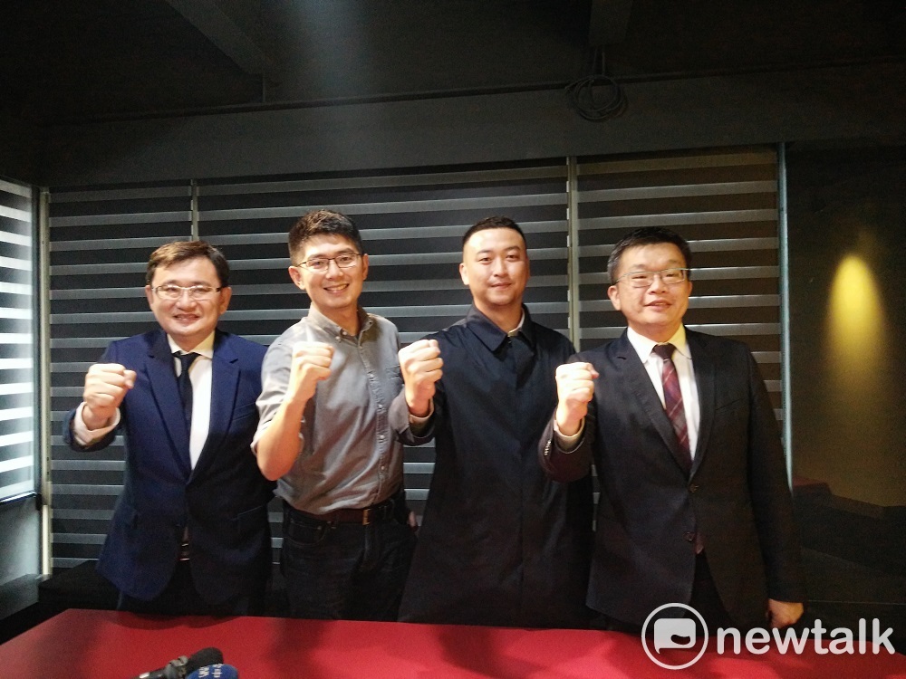 蕭行凱（右二）由蔡其昌、黃國書及黃守達等人陪同宣布退選，希望能成就民進黨的團結。 唐復年/攝
