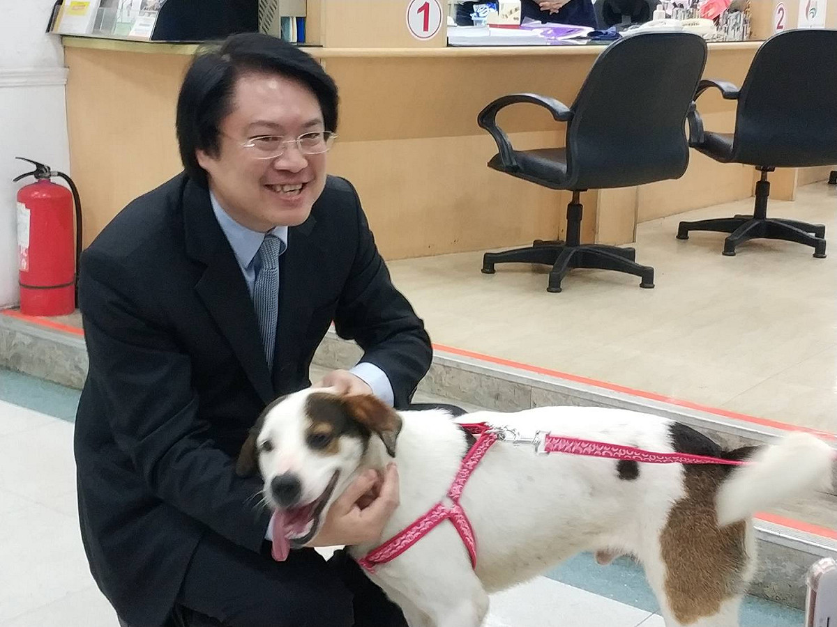 基隆市長林右昌今(6)日收養基隆市消防局仁愛分隊保養廠將分隊犬「吉米」。 圖:基隆市政府/提供