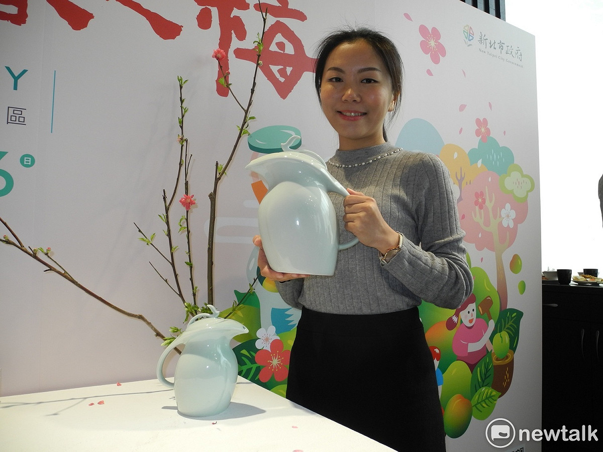 鶯歌陶博館今年「甕藏春之梅－醃脆梅活動」的梅甕取名《青鶯樂》，首次設計成實用又有質感的注水壺，讓梅甕不再只是梅甕。 圖：王峻昌/攝