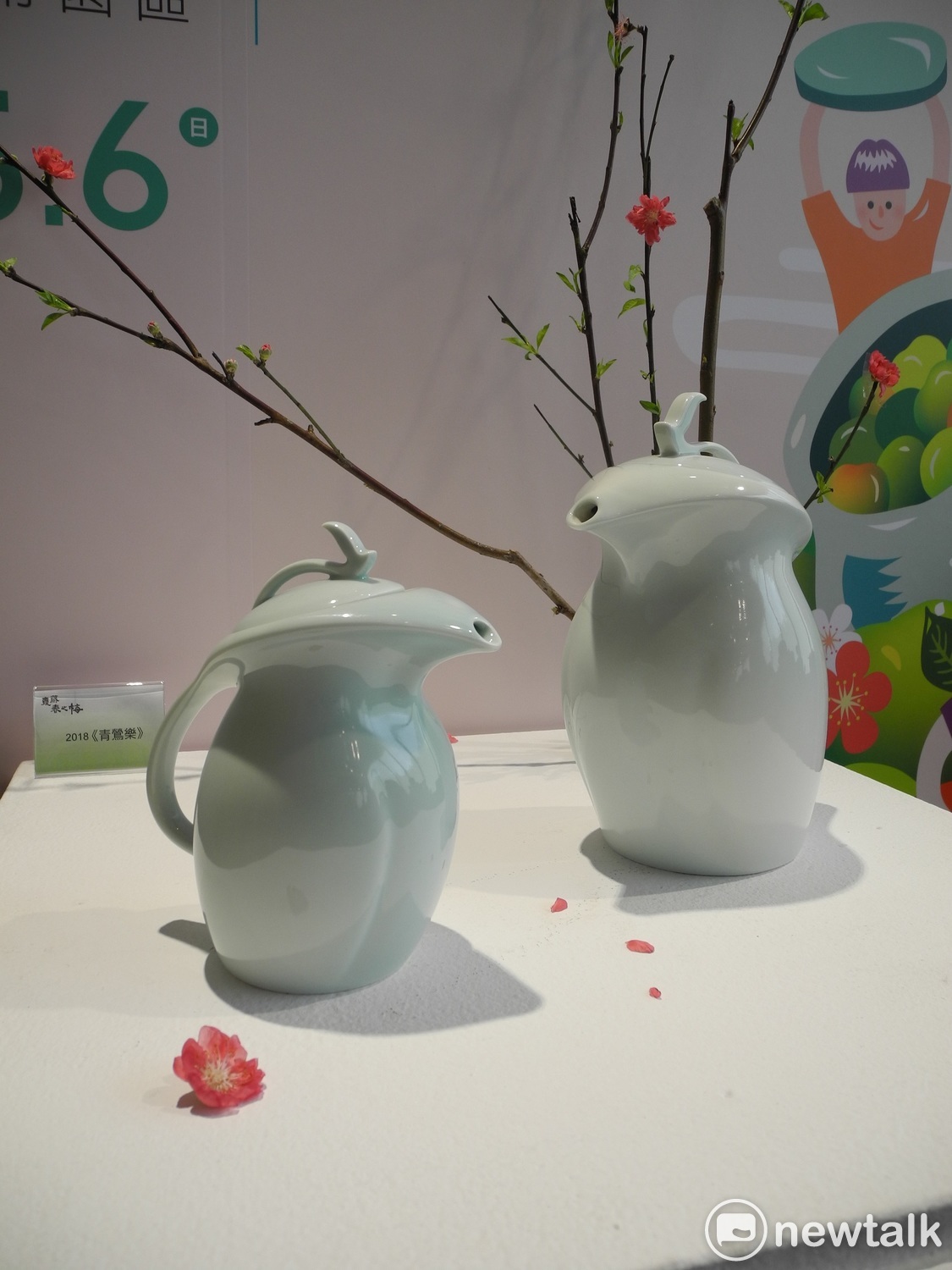 鶯歌陶博館今年「甕藏春之梅－醃脆梅活動」的梅甕取名《青鶯樂》，首次設計成實用又有質感的注水壺，讓梅甕不再只是梅甕。 圖：王峻昌/攝