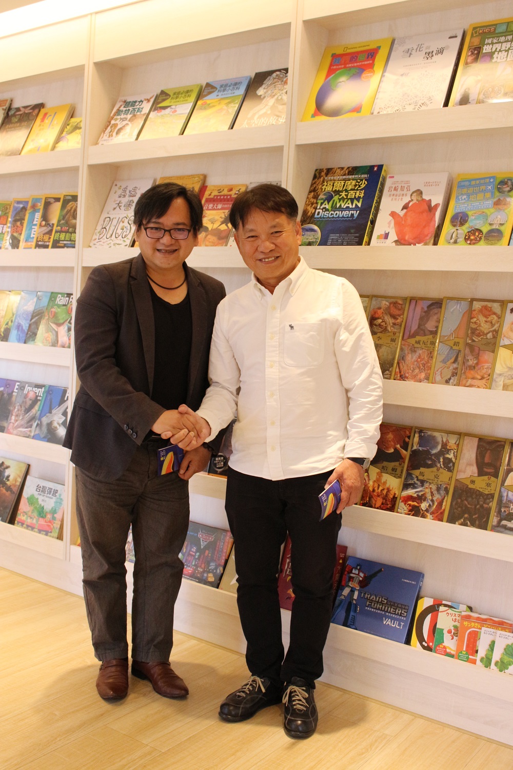 戴勝益董事長(右)和古金益校長一同推廣閱讀。 圖：益品書屋/提供