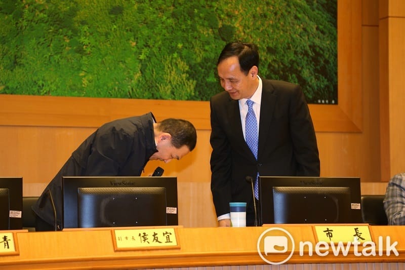 侯友宜向朱立倫深深鞠躬，謝謝朱給他機會開拓不同視野。 圖：王峻昌/攝