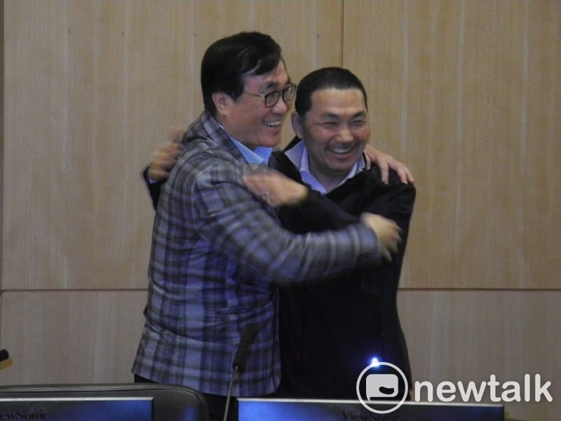 侯友宜兩度與李四川熱情擁抱。 圖：王峻昌/攝