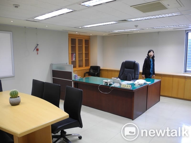 侯友宜的副市長辦公室已清空，交給另位副市長呂衛青，牆上掛著平安幸福小燈籠及一束紫色玫瑰。 圖：王峻昌/攝