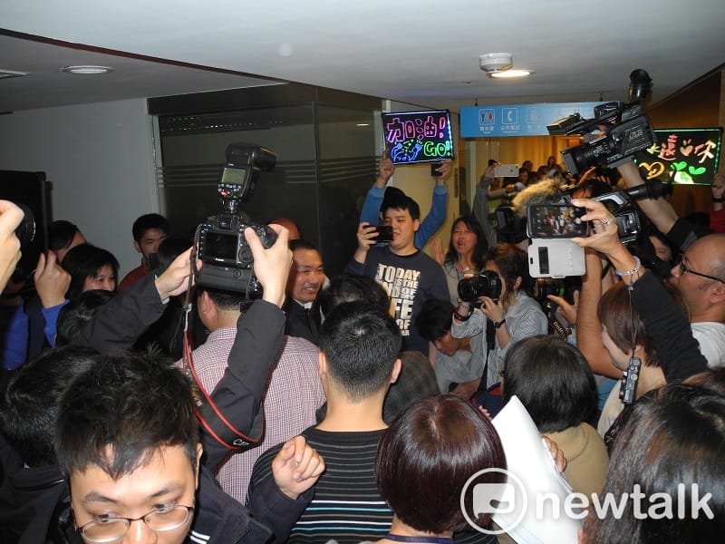 侯友宜離開市政會議室，不少市府員工已在門外等候為他加油。 圖：王峻昌/攝