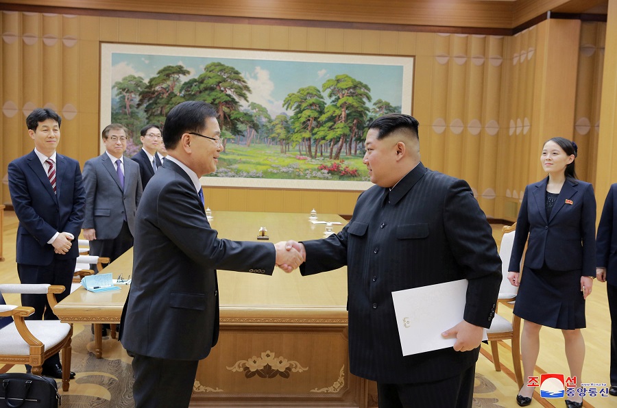 北韓領導人金正恩會見南韓特使鄭義溶（左）。 圖：達志影像/路透社