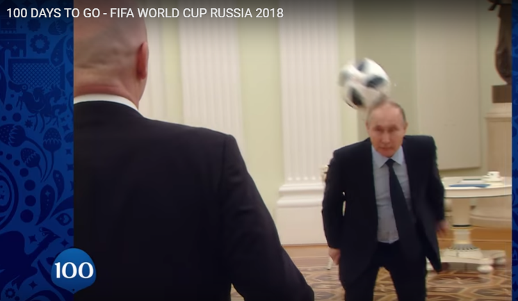 俄羅斯總統普亭（右）宣傳FIFA世界盃足球賽，拍攝宣傳影片使出鐵頭功，展現非凡球技。 圖：翻攝FIFA影片