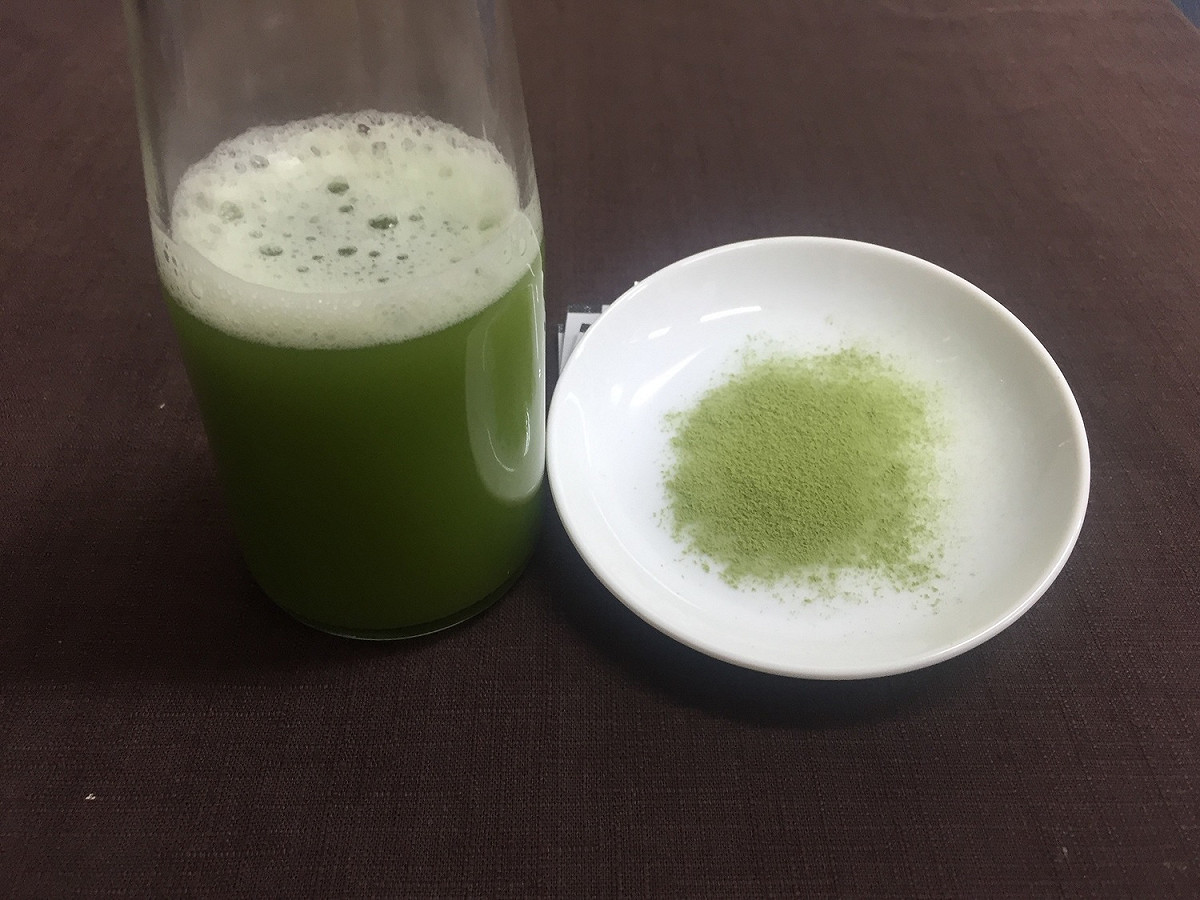 茶業改良場創新開發「茶菁粉加工技術」，茶菁粉不僅以小包裝為主，可直接沖泡或添加，符合現今忙碌的現代人要求方便快速又健康的訴求，又能隨時補充膳食纖維、維他命C及豐富的兒茶素，健康又養生！ 圖：農委會提供