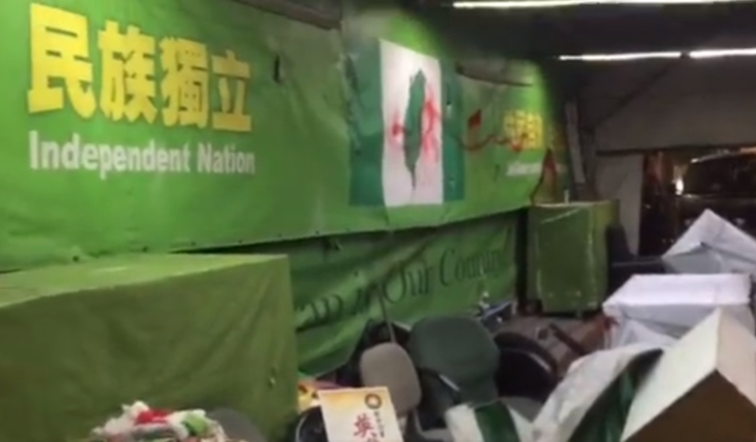 公投護台灣聯盟針對昨(5)日下午位於立法院外帳棚區遭人破壞及潑漆。 圖:截取自公投護台灣聯盟官方臉書影片