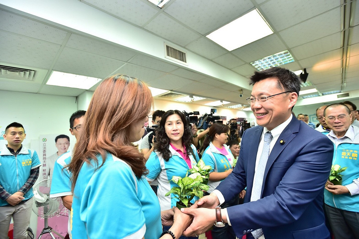 民進黨高雄市長初選民調結果揭曉，最後由立委陳其邁出線，對此，立委趙天麟今（7）日隨即發新聞稿表示，他已致電向勝出的陳其邁委員道賀，並祝福他在年底的市長選舉順利高票當選，承擔大高雄下階段的發展重任，也明確表達，只要陳其邁認為有需要天麟的地方，我都願意義無反顧的給予協助。 圖：趙天麟辦公室提供