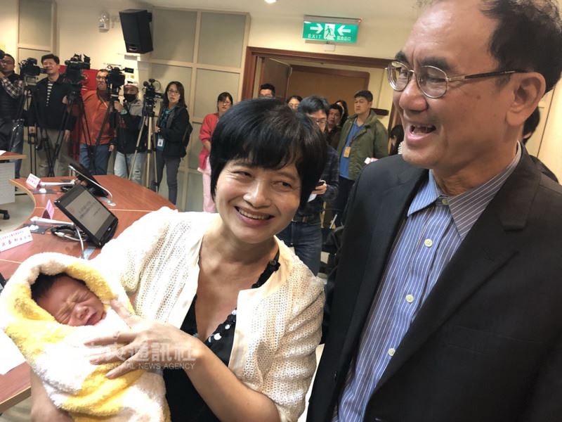 今年62歲的吳女士（前左）去年經人工生殖順利懷孕，2月底產下一名男嬰，與36歲的大女兒同月同日生，創下台灣自然產孕婦最高齡紀錄。
