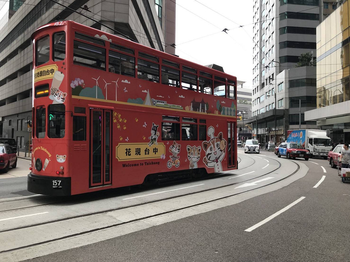 雙層巴士的叮叮車是香港這個東方明珠的觀光特色，2018臺中世界花博吉祥物石虎家族前進香港，今(7)日起登上香港著名的百歲叮叮車身，搭載著臺中各式美景的叮叮車，穿梭香港市中心大街，一個月以上，臺中觀旅局估計將有超過150萬人次的香港人及國際觀光客可以看到叮叮車「花現台中」觀光意象廣告，同時配合香港組團社強力宣傳花博，目標吸引超過50萬港客到臺中看花博。 圖:台中市觀旅局/提供