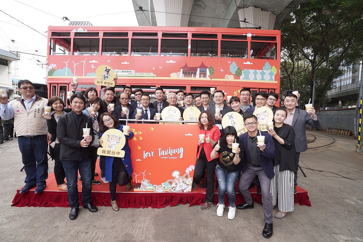 台中觀旅局長陳盛山率同台中業者組成40人推廣團日前到香港拼觀光，今(7)日上午盛大啟動首部臺中城市觀光廣告的叮叮車。