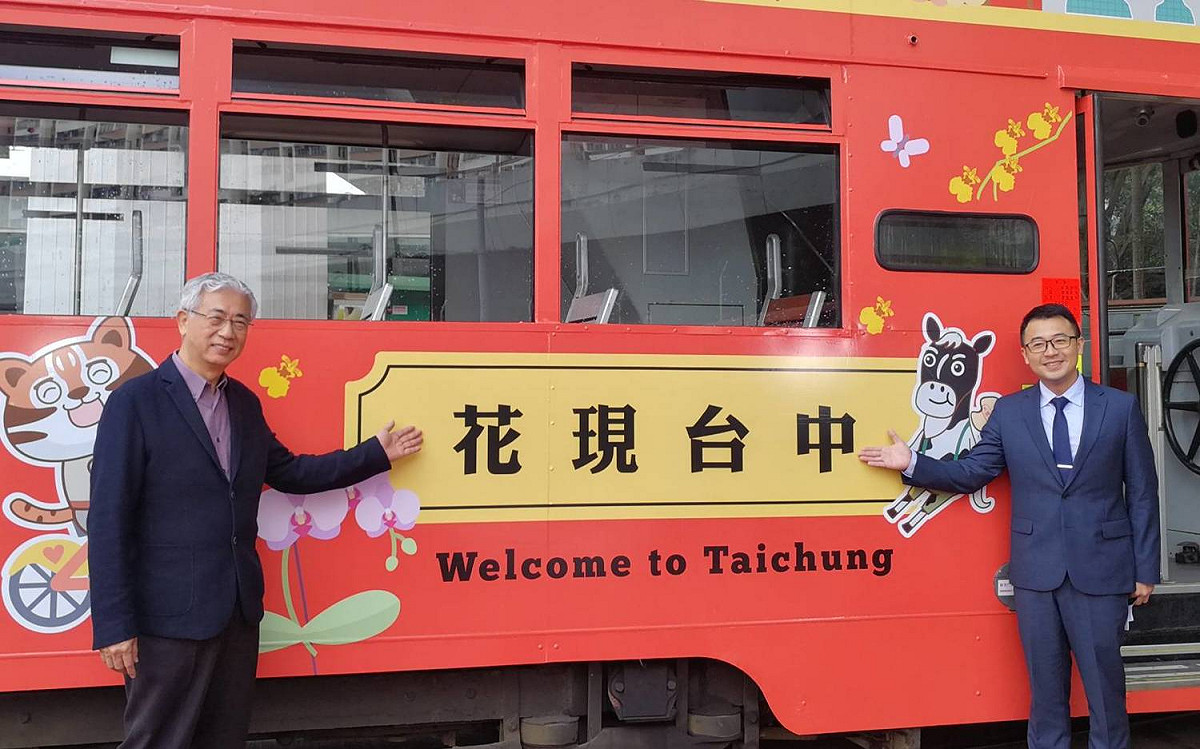 台中市觀旅局長陳盛山與交通部觀光局香港辦公室主任周欣毅一同行銷世界花博在台中。 圖:台中市觀旅局提供