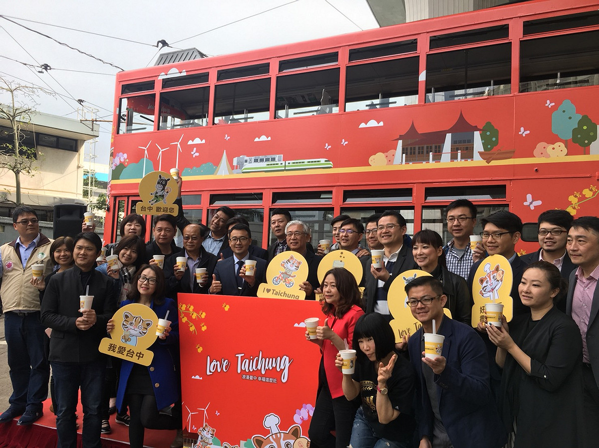 台中觀旅局長陳盛山率同台中業者組成40人推廣團日前到香港拼觀光，今(7)日上午盛大啟動首部臺中城市觀光廣告的石虎叮叮車。陳盛山局長、交通部觀光局駐香港辦事處周欣毅主任與臺中觀光相關業者共同參與啟動儀式。 圖:台中市觀旅局提供