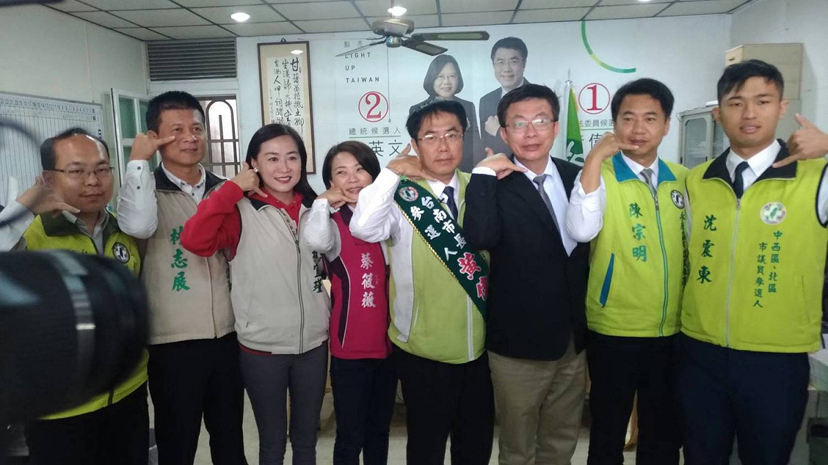 黃偉哲在麻豆等地進行車隊遊行，也到善化舉行記者會，呼籲鄉親支持。 圖：黃博郎攝