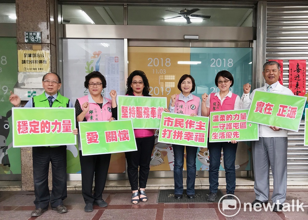 民進黨六名現任市議員聯合辦理黨內初選登記。 圖 : 唐復年/攝