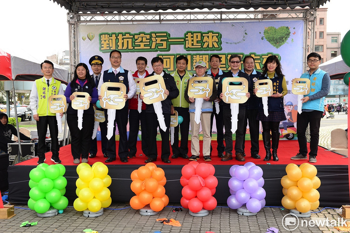寶劍贈英雄，桃園市長鄭文燦將象徵環保綠能的電動機車鑰匙頒贈給桃園市的水環境巡守隊及守望相助隊。 圖: 林昀真/攝