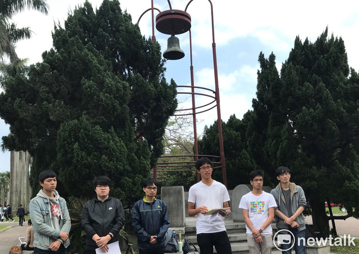 台大學代會會代表林謙（右3)等人站出來立挺潑漆同學，並呼籲政府推動轉型正義，祛除威權幽靈。 圖:陳香蘭／攝