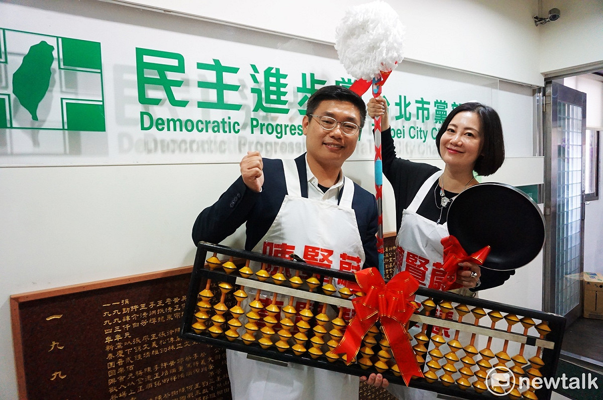 台北市議員參選人陳賢蔚今（7）日至民進黨台北市黨部完成市議員初選登記。民進黨立委吳思瑤下午也陪同陳賢蔚，並送他「賢慧三寶」，希望他能做一個好的台北市政管家，清除市政弊端。 圖：吳思瑤辦公室/提供