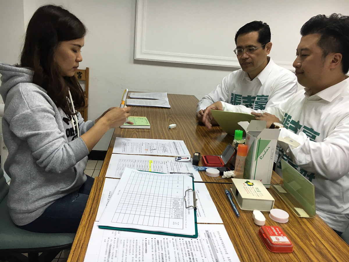 張志豪由立委江永昌陪同登記。 圖:張志豪競選辦公室/提供