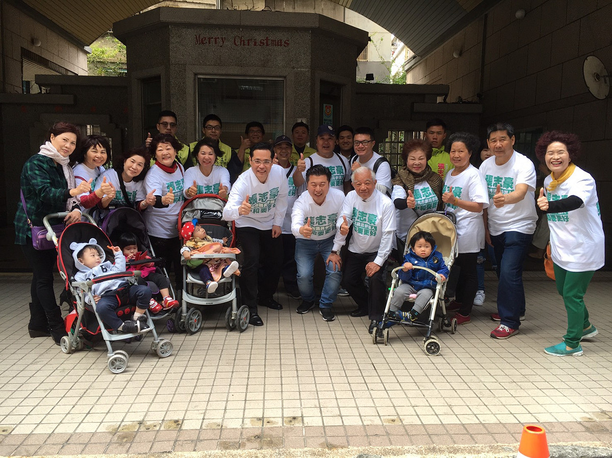 前民進黨發言人張志豪今天登記新北市議員初選，率先提出托育政策，數10名爸爸媽媽推著娃娃車、小朋友相挺。 圖:張志豪競選辦公室/提供