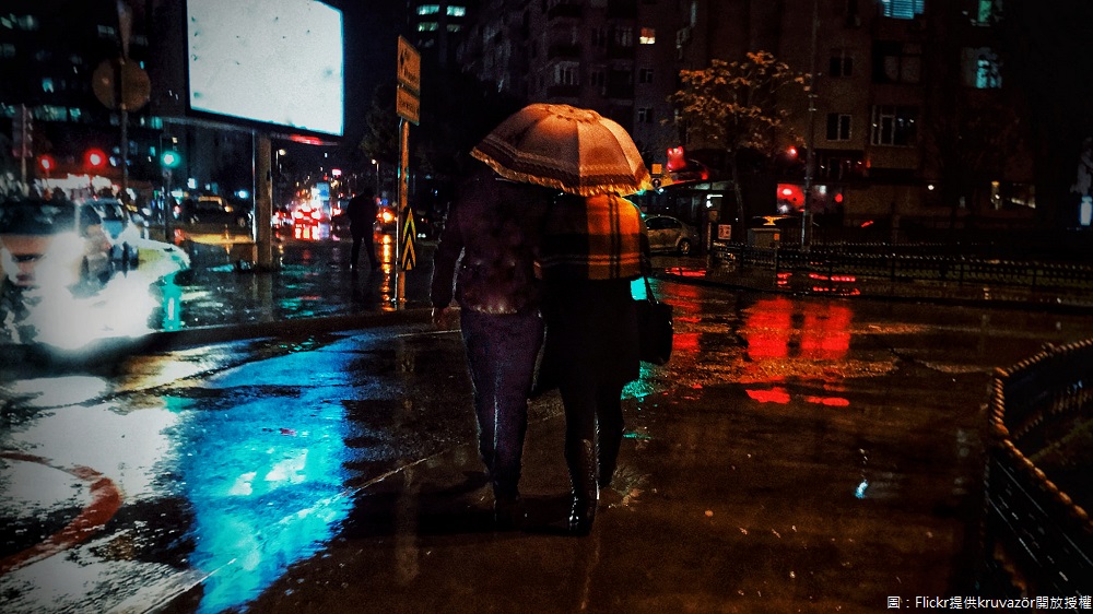 受鋒面雲帶通過影響，北台灣有局部較大雨勢發生的機率，氣溫也將快速往下降，將出現越晚越冷的趨勢。 圖：Flickr提供kruvazör開放授權