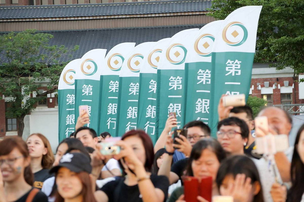 新北調查局偵辦105年9月第一金控集團遭駭客勒索比特幣案，終於在昨（6）日搜索犯罪嫌疑人陳OO處所，並查扣陳嫌犯案之電腦及手機等電磁設備與數位證物。 圖：翻攝自 第一銀行 粉絲專頁