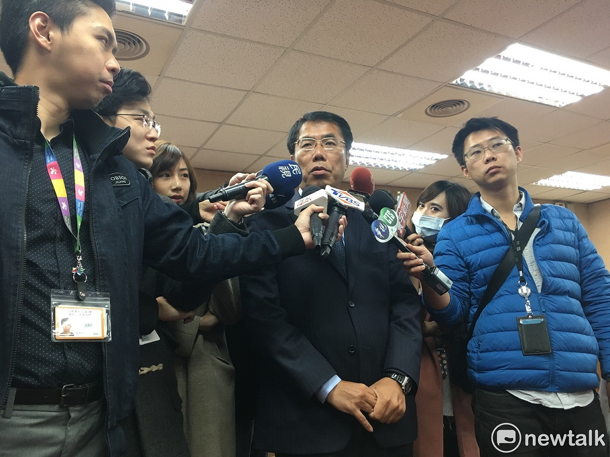 民進黨今（8）日中午將公布台南市長初選民調結果，參選人、立委黃偉哲今早上否時表示，自己「既期待又傷害」，心中忐忑不安，昨晚也睡不好。 圖：黃韋銓/攝