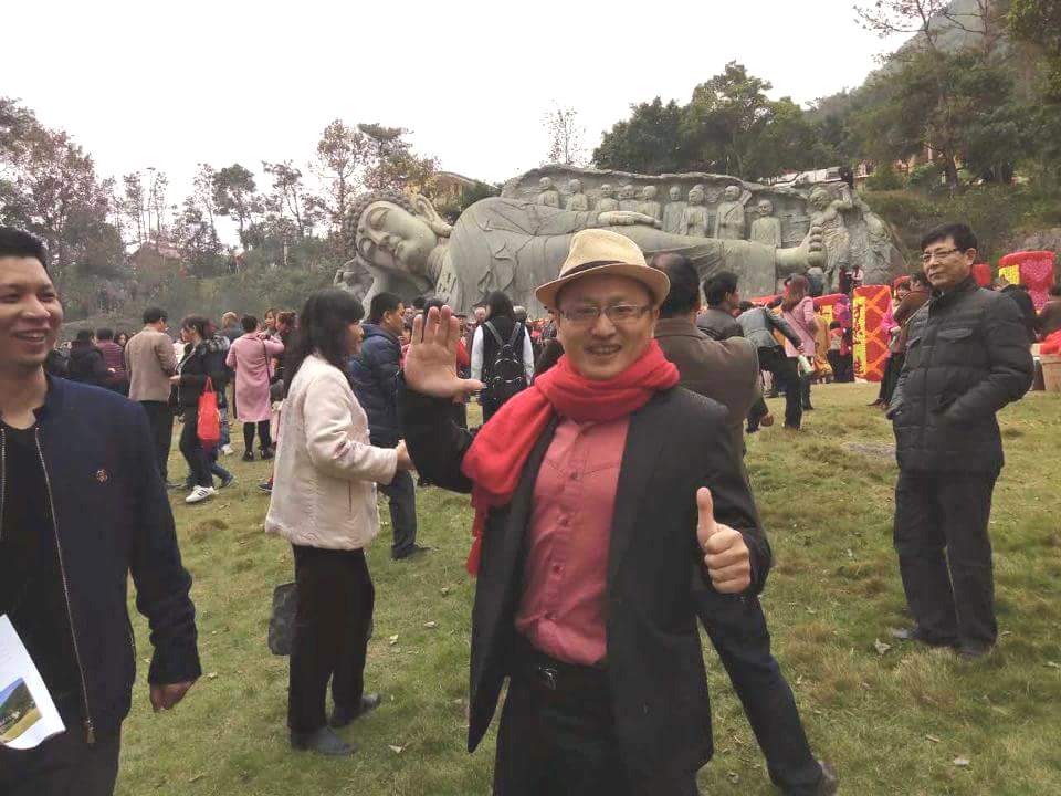 醫界人士蔡松益（中）宣佈以無黨籍身分參選嘉義市長。 圖：取自蔡松益臉書