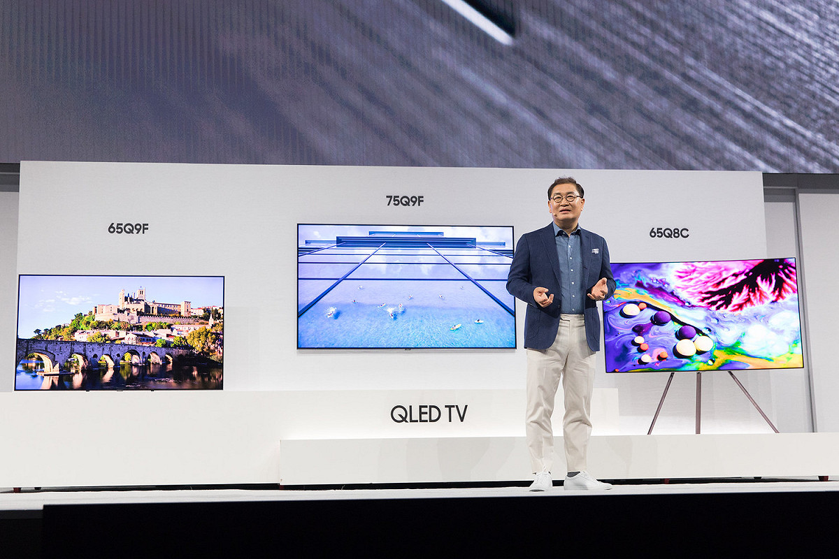 韓國最大的消費電子產品及電子元件製造商「三星電子」已經連續13年蟬聯全球電視銷售冠軍，今（8）日在曼哈頓的美國證交所大樓舉辦「2018紐約新品發佈會」，發表2018旗艦 QLED量子電視系列和影音產品。 圖：台灣三星/提供