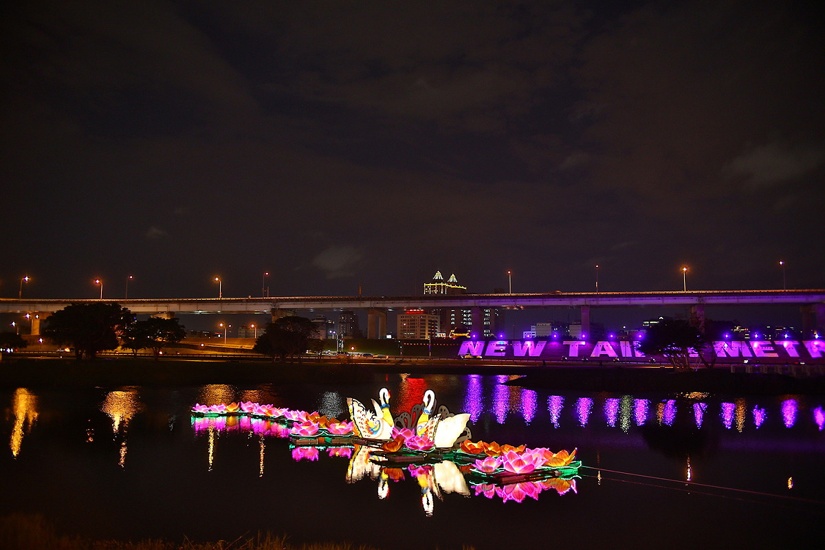 新北市旺來福來祈福燈會賞燈人潮日增，市府決定周五及周六將點燈時間由晚間10點延長到10點30分。 圖：新北市民政局提供