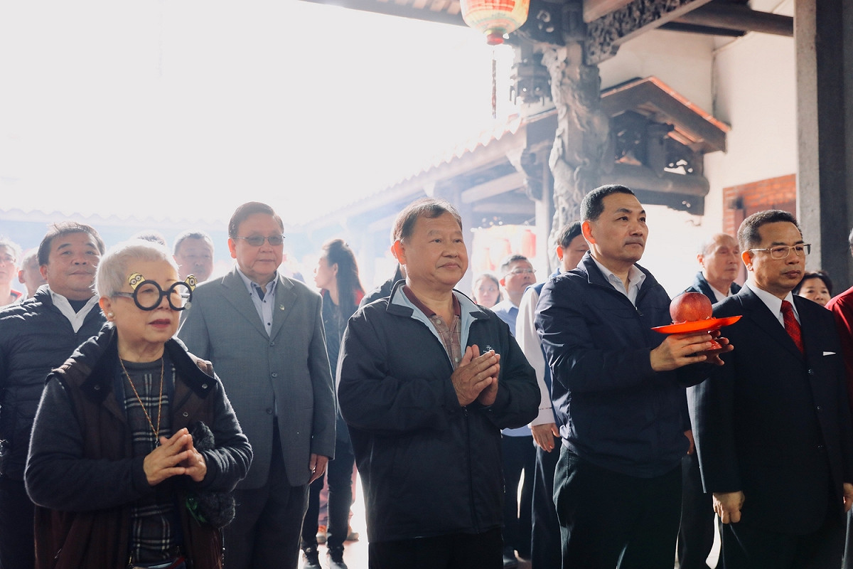 侯友宜參訪新莊武聖廟，祈獲關公的正氣庇佑向前行，造福新北市民。 圖：侯友宜競選辦公室提供