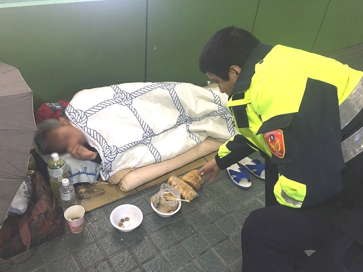 新北市府共計開設22處熱食發放站、訪視關懷本市獨居長者及街友等弱勢族群。 圖：新北市政府/提供