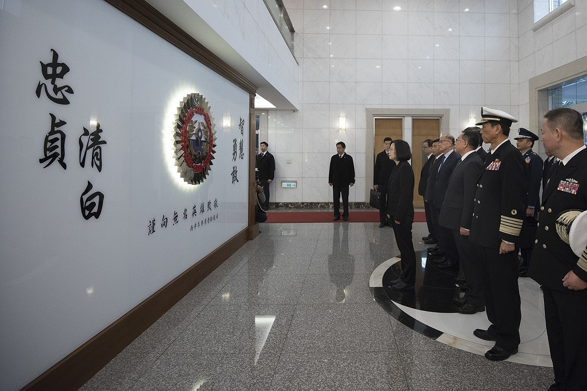總統蔡英文8日前往國防部軍情局視察，並在無名英雄紀念碑前致意。 圖：翻拍自蔡英文臉書