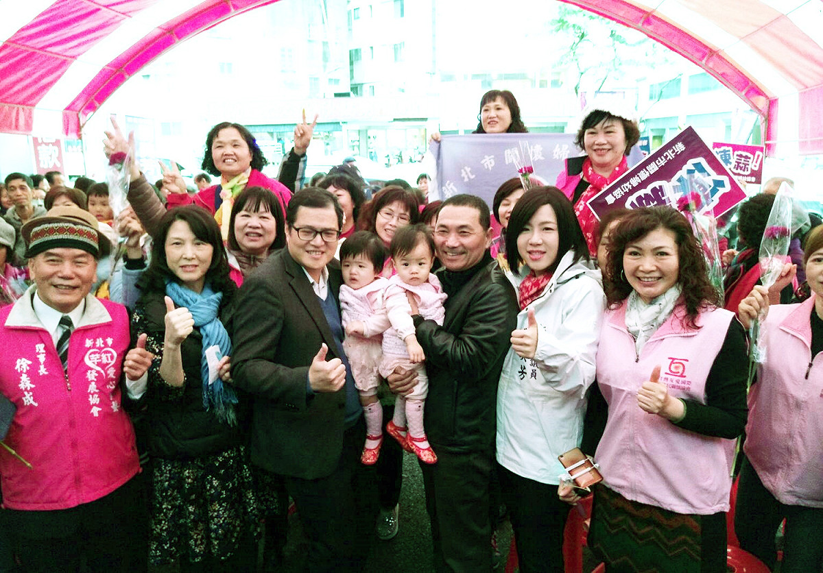 侯友宜受到婦女團體熱情支持高喊「凍蒜！加油！」。 圖: 侯友宜競選辦公室/提供