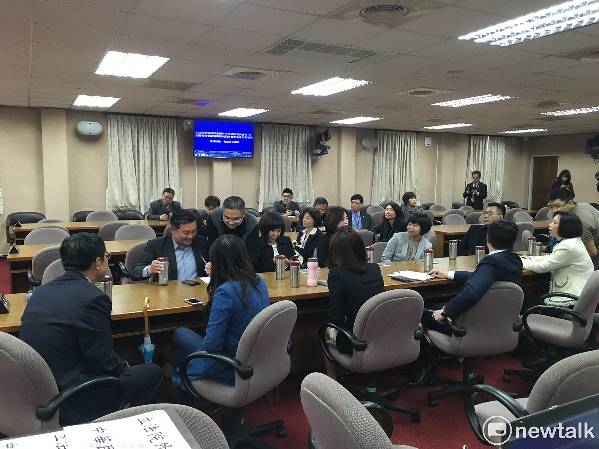 立法院今（8）天舉行委員會召委選舉，國民黨搶到７席，民進黨保住９席。 圖：黃韋銓／攝