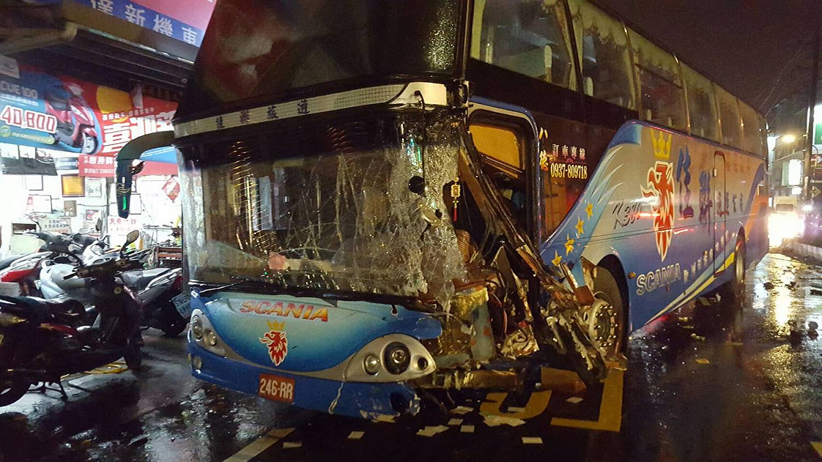 桃園大溪晚間發生遊覽車自撞分隔島車禍，11人受傷，肇事原因仍待調查。 圖: 桃園市政府消防局/提供