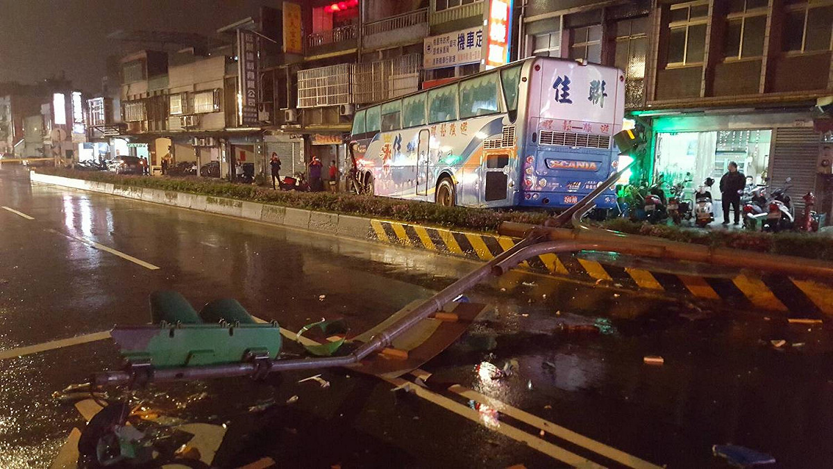 桃園大溪晚間發生遊覽車自撞分隔島車禍，11人受傷，肇事原因仍待調查。 圖: 桃園市政府消防局/提供