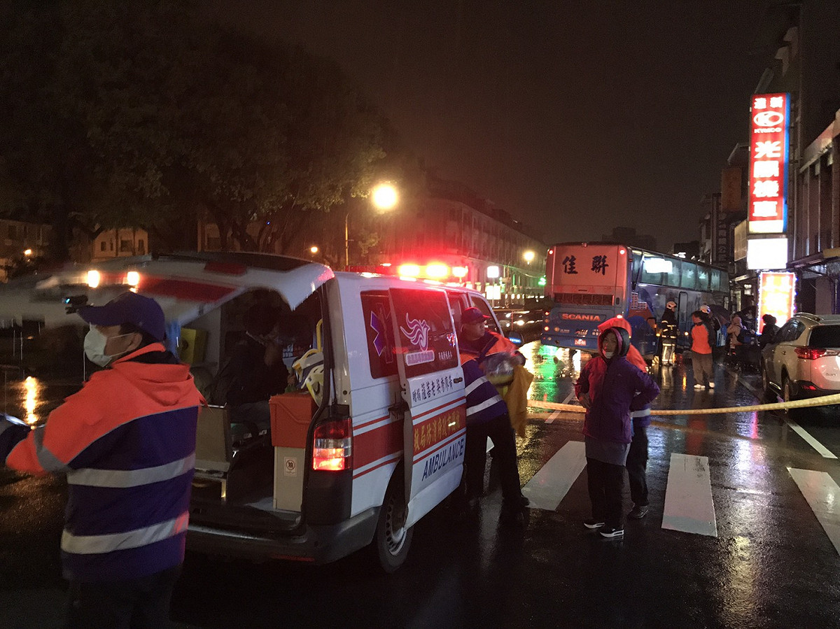 桃園大溪晚間發生遊覽車自撞分隔島車禍，11人受傷，肇事原因仍待調查。 圖: 桃園市政府消防局/提供