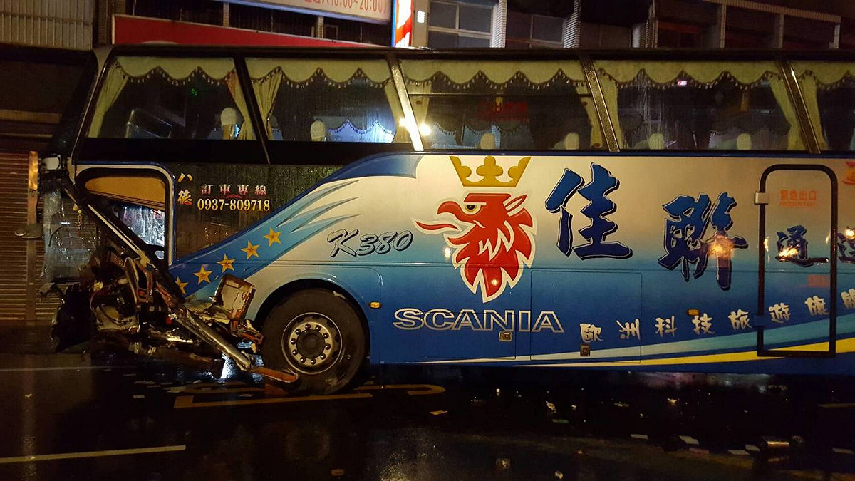 桃園大溪晚間發生遊覽車自撞分隔島車禍，11人受傷，肇事原因仍待調查。 圖: 桃園市政府消防局/提供