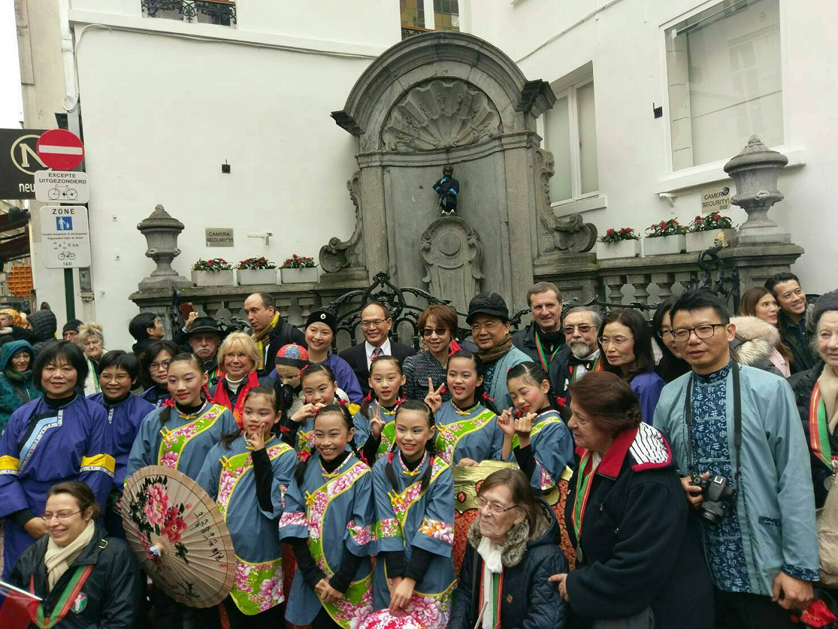 為展現屏東客家文化，屏東縣內埔國小學童特別赴布魯塞爾，表演客家歌謠及舞蹈。世界知名的比利時「尿尿小童」銅像於布魯塞爾時間3月7日換上台灣客家傳統服飾，歡迎屏東客家的小童。 圖:外交部提供
