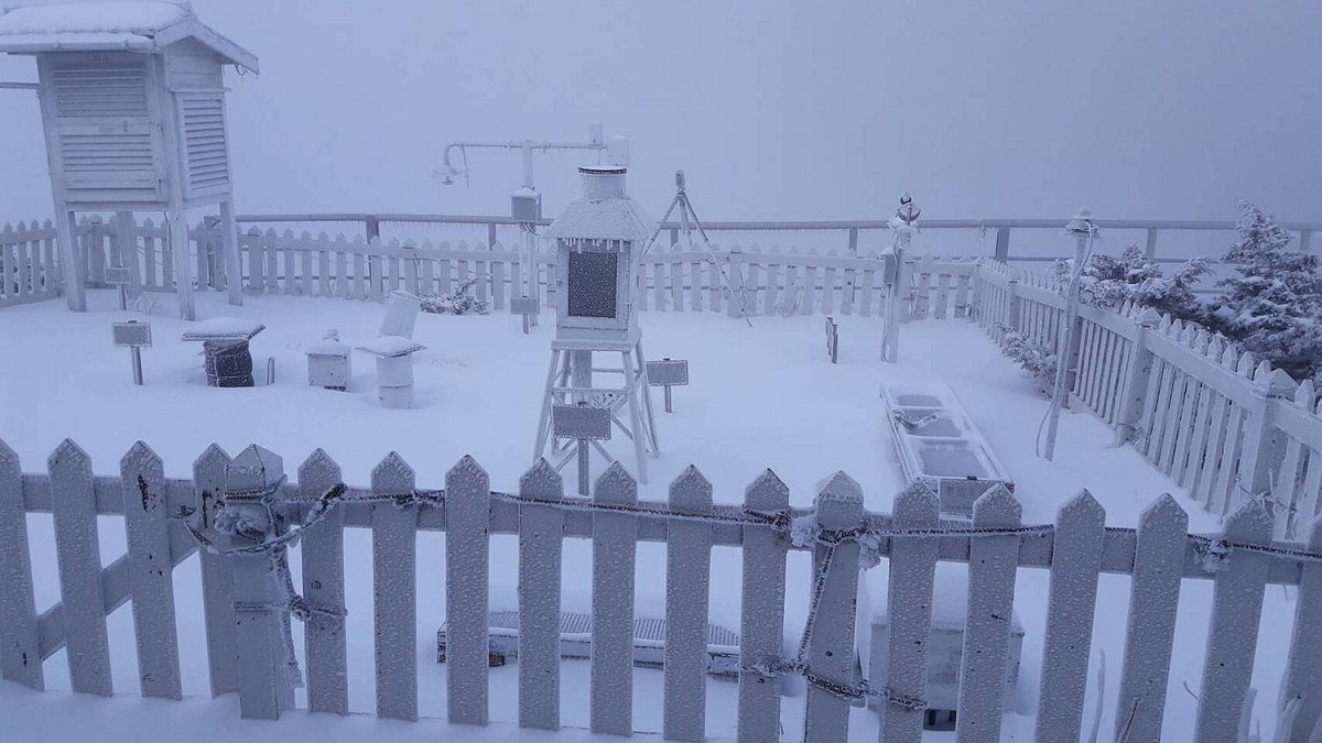 玉山站氣象觀測站在昨清晨07:05至10:00降雪達到3公分，到下午17:15至23:55又降雪7公分，合計降雪積雪10公分。 圖：中央氣象局提供