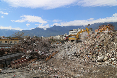 花蓮大地震傾斜倒塌建築已拆除完畢，以12層樓高的雲門翠堤大樓為例，拆除後約產生3萬噸廢棄物，再分類為財物、可回收資源、土石、生活垃圾等，財物交由警方處理，可回收變賣，其餘由合格土資場處理，垃圾運至宜蘭利澤焚化爐焚燒。 圖：中央社