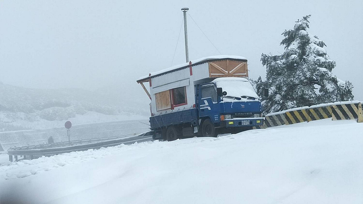 合歡山8日晚間即降雪，雪量目前累積已6公分以上，提醒上山的追雪遊客，行經昆陽到大禹嶺路段仍須加掛雪鏈。 圖：合歡山賞雪機動團FB粉絲專頁提供