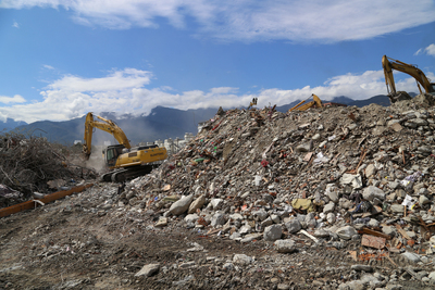 花蓮大地震傾斜倒塌建築已拆除完畢，市區舊遠百危樓正在拆除，這些拆除產生的土石、廢棄物，花蓮縣環保局估計有10萬噸。 圖：中央社