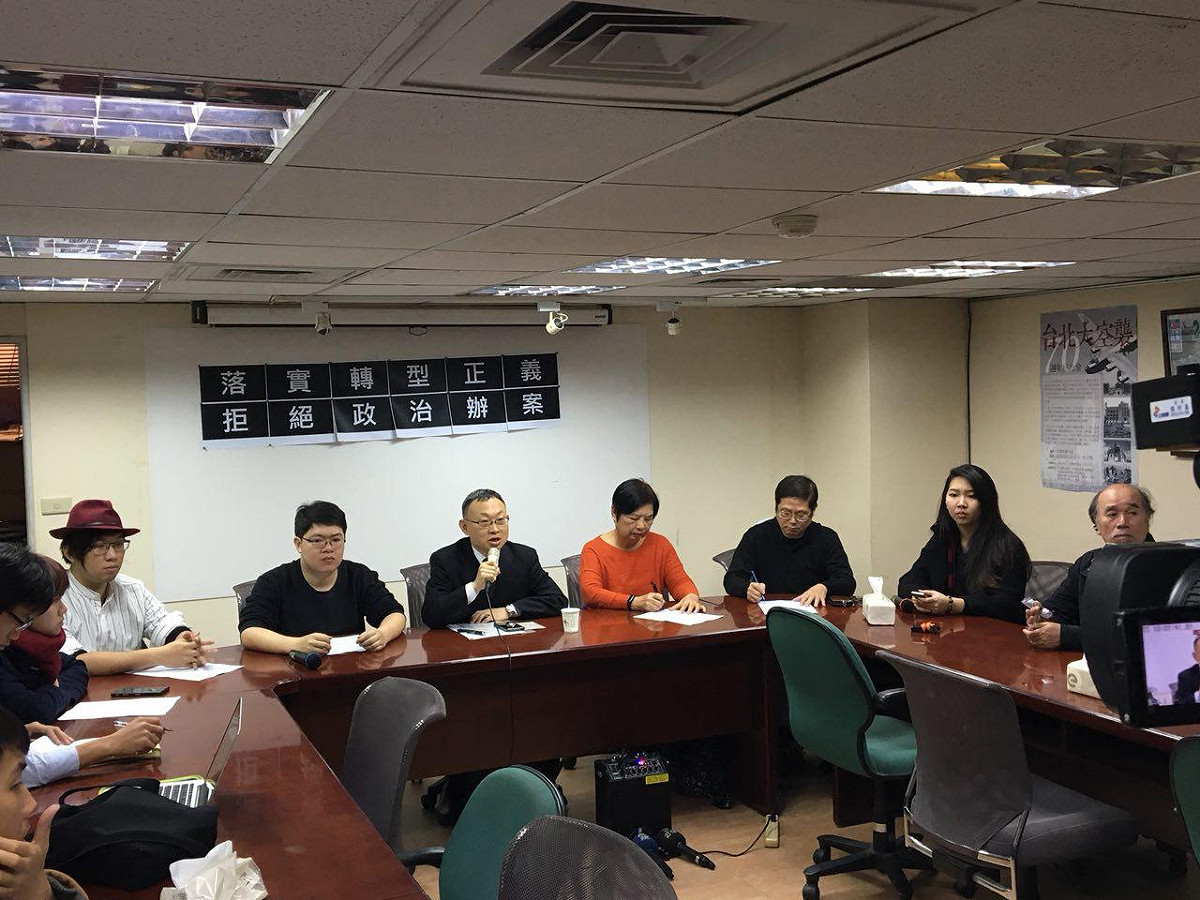 228和平紀念日當天，學生團體「青年獨派」前往桃園慈湖兩蔣文化園區在靈柩上潑漆，後遭逮捕，目前已獲交保不過後續仍引起不小紛爭。 圖：郭潤庭／提供
